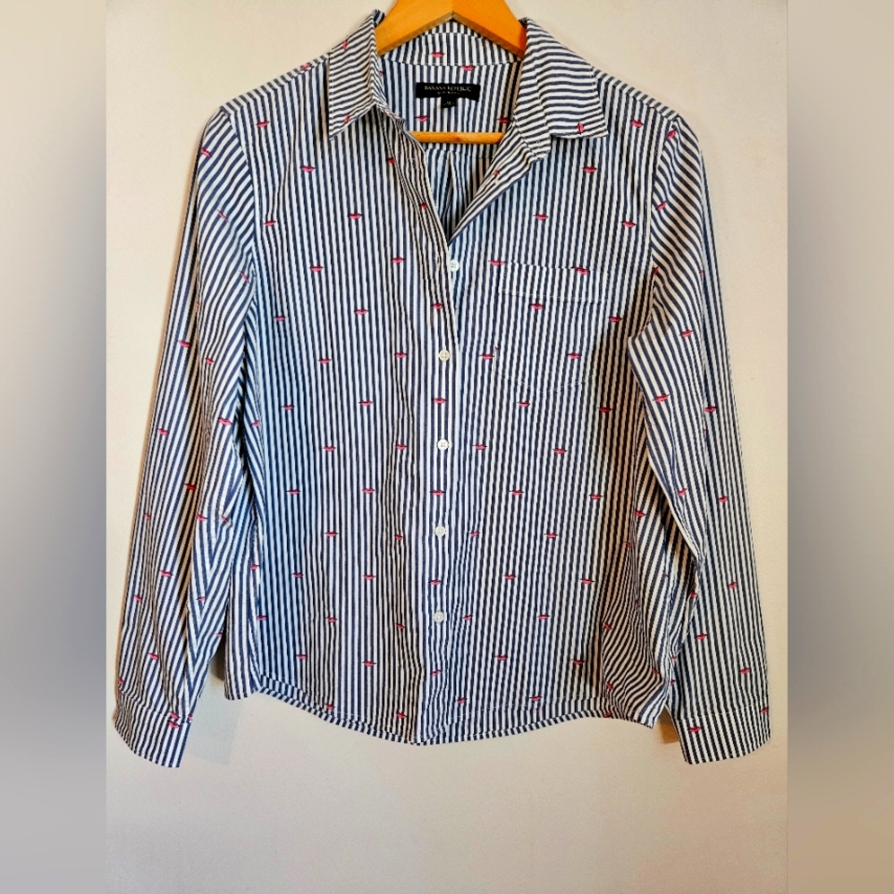 Banana republic quinn fit M blue white stripe lips print button up blous…